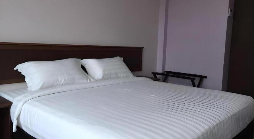 Id Hotel Yayasan Segamat Exterior foto